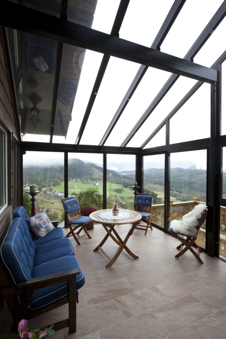 Laftetømmer og glass, tradisjonsbygg og moderne glassarkitektur i fjellheimen