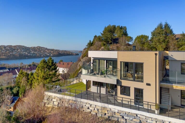 Stilrent og vindstille: Veranda-rekkverk på moderne tomannsbolig i Drotningsvik